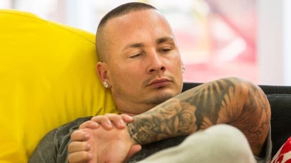 El Nino sleduje pomyslné hodinky. Počítá snad čas, který mu ještě ve Vile zbývá?